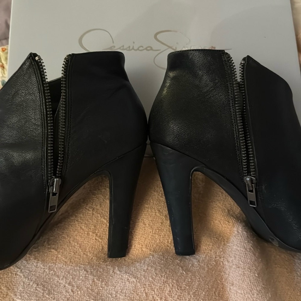 JESSICA SIMPSON’s BLACK “NEW BOMBER” size 8M